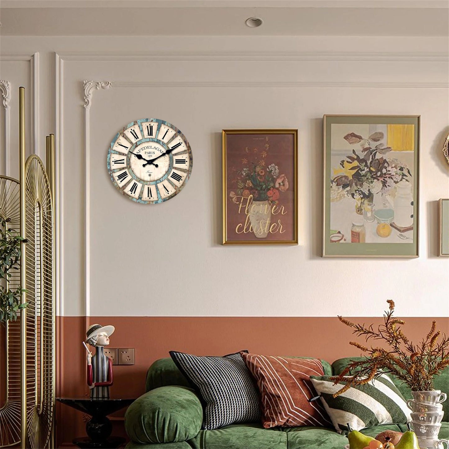 Horloge murale bois installée sur un mur blanc