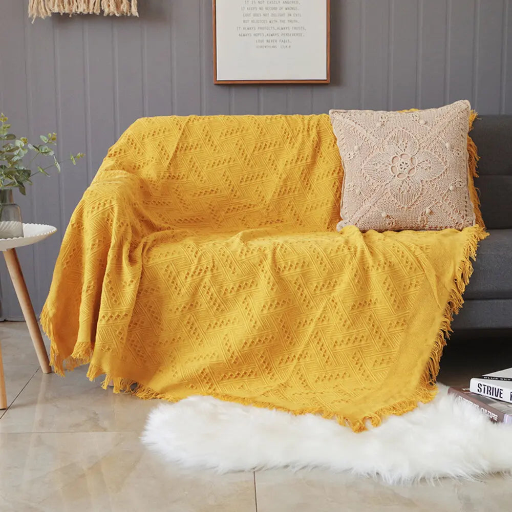 Plaid tricoté beige drapedé sur un fauteuil en bois
