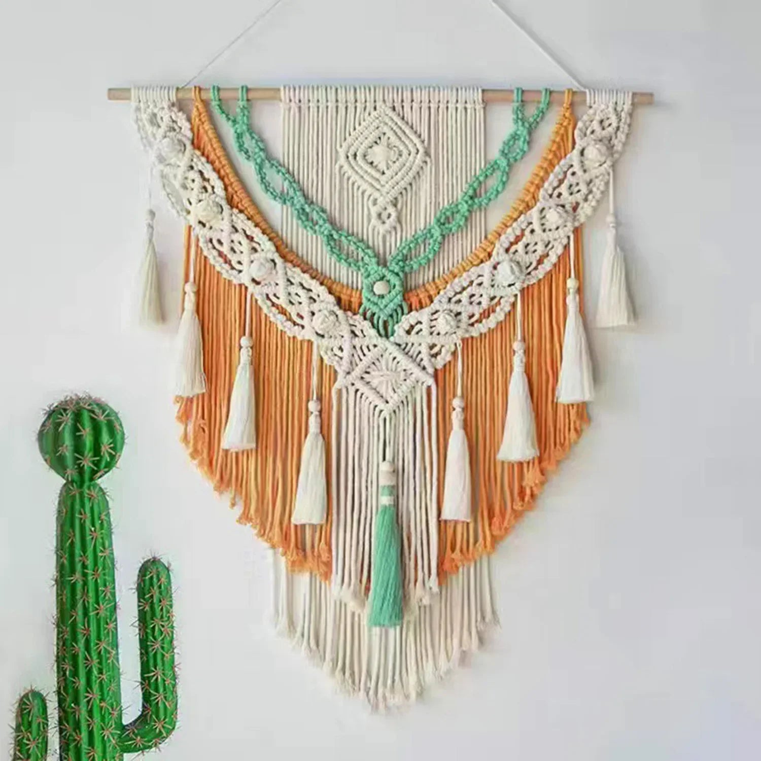 Tenture macramé géométrique dans une chambre naturelle