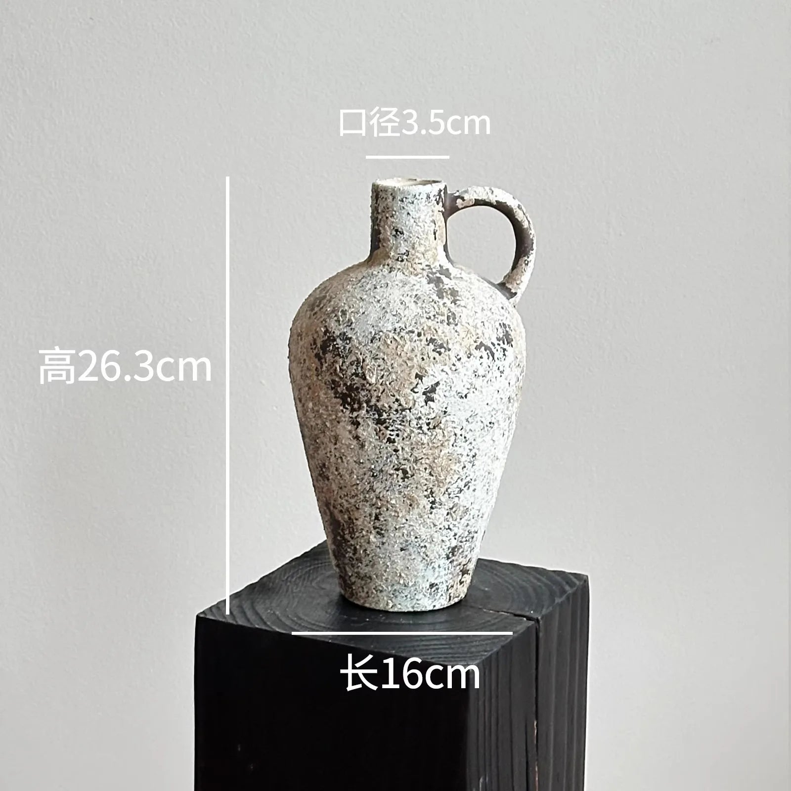 Vase Wabi-Sabi dans un intérieur aux tons naturels