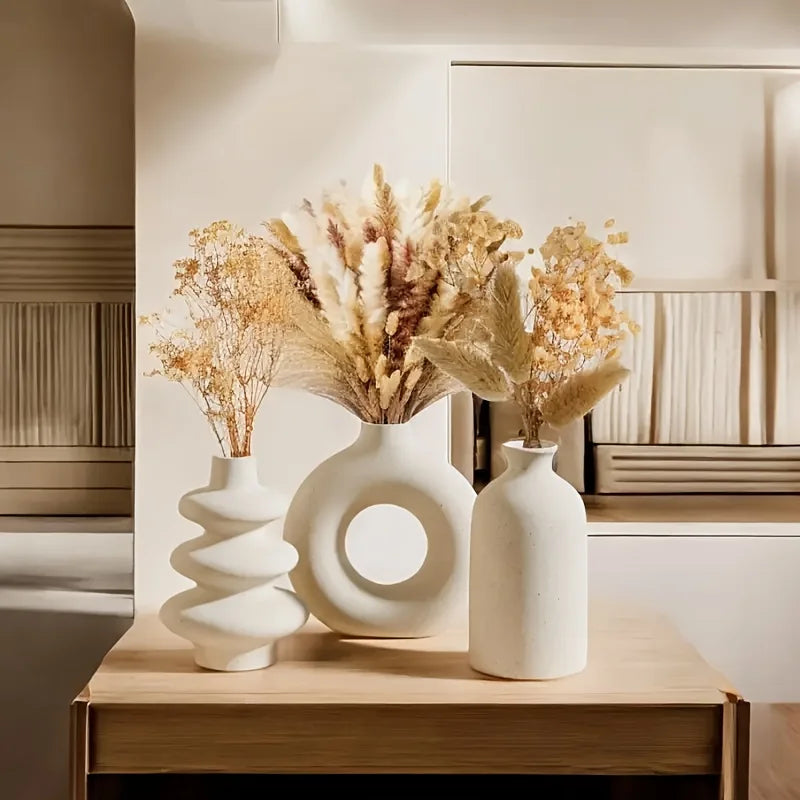 Trio vases céramique dans un intérieur naturel