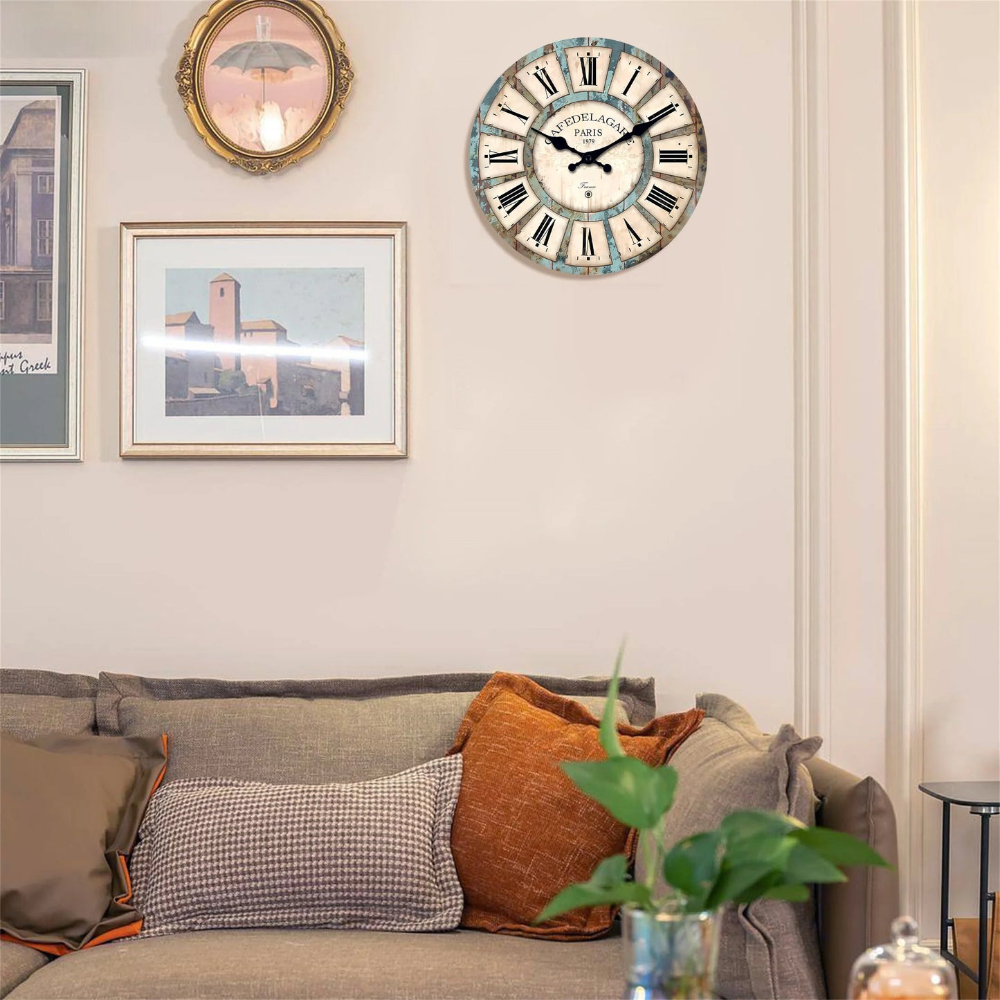 Horloge murale bois dans un intérieur naturel