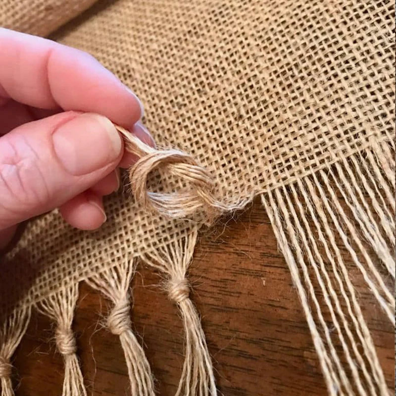 Chemin de table en jute et pompons