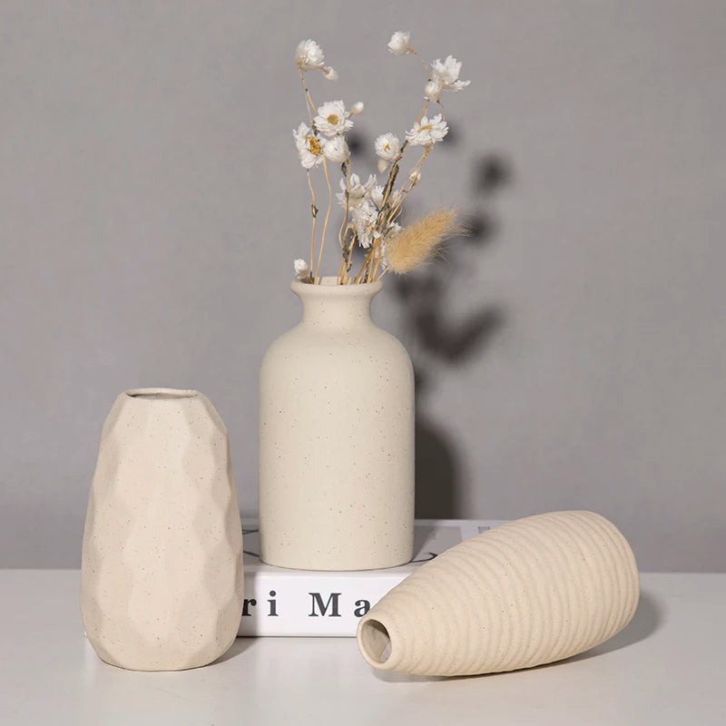 Vase céramique rétro avec fleurs sèches